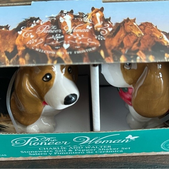 Pioneer Woman Charlie & Walter Salt & Pepper Shakers NIB Christmas Basset Hound - Picture 4 of 6
